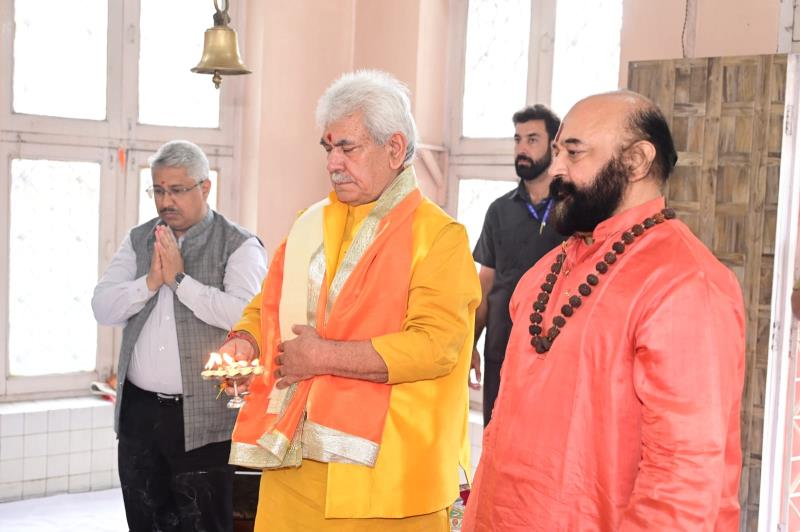 Lt Governor performs Pujan of Shri Amarnathji Chhari Mubarak