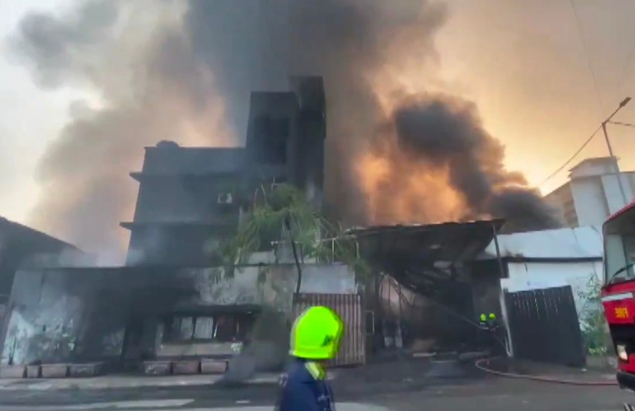 Mumbai: Massive fire broke out in a chemical factory in Navi Mumbai, Fire tenders reached the spot.