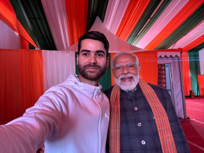 PM poses for selfie with Mr Nazim, an entrepreneur and government beneficiary from Jammu & Kashmir