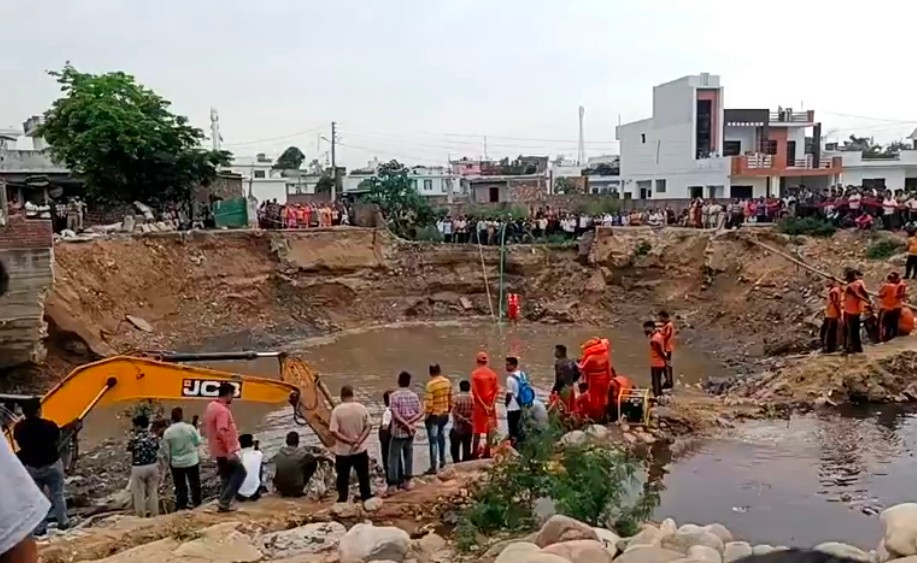 Person went missing into the under-construction bridge pit in Gadhi Garh: Search operation continued