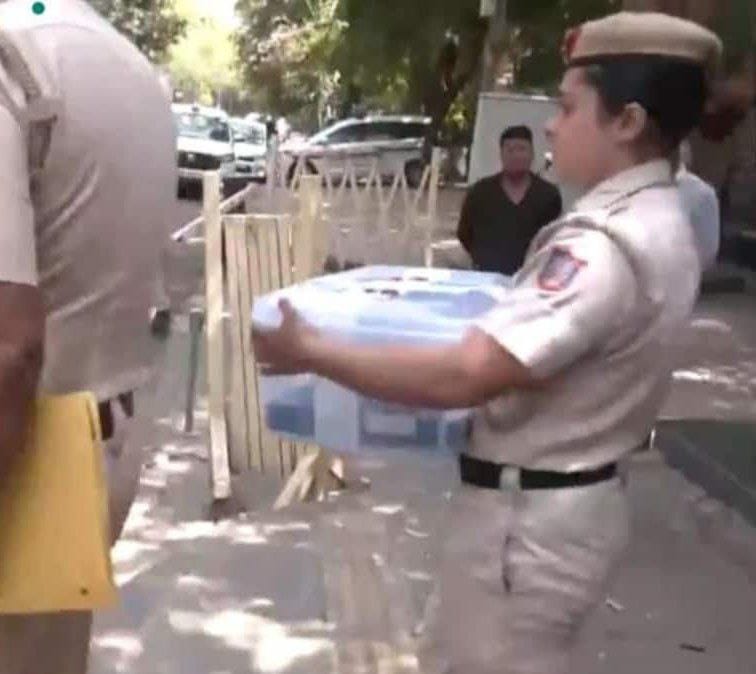 Delhi Police team seizes laptop & CCTV DVR from Kejriwal’s residence