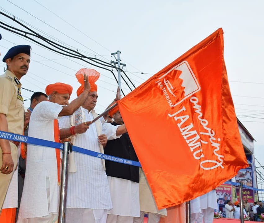 First Batch of Shri Amarnath Ji Pilgrims Flagged Off by LG Manoj Sinha: Warm Welcome in Udhampur