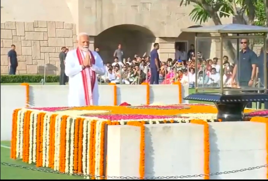 Delhi: PM-designate Narendra Modi Pays Tribute to Mahatma Gandhi at Rajghat Ahead of Swearing-In Ceremony