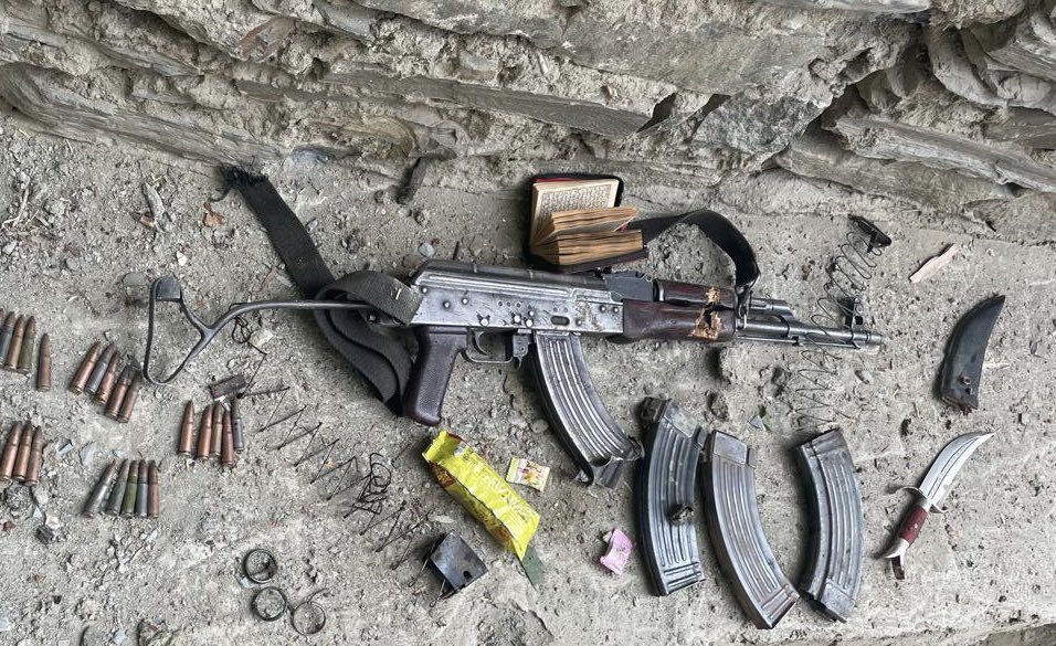 Weapons recovered from killed Pakistani infiltrator on LOC in Kupwara: One Indian Army soldier martyred, 4 injured in this Attack