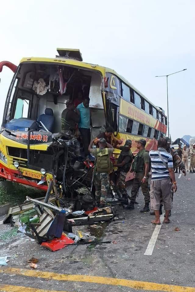 Flash: Yatri Bus returning from Amarnath met with an accident near Ban Toll Nagrota: Army provided vital medical help