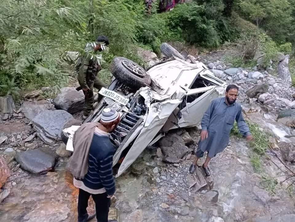 Child among 2 killed, 6 people injured as vehicle falls into gorge on Mughal Road