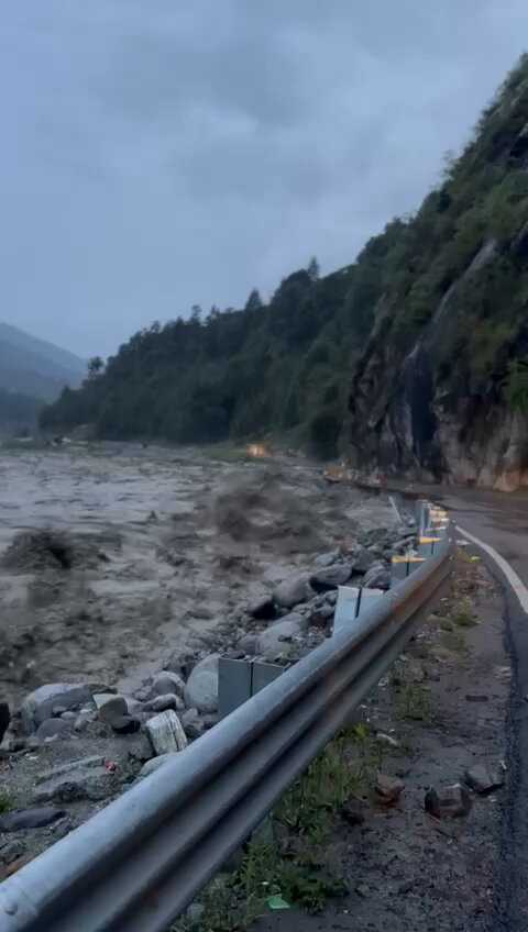 Manali Floods:The road near Bindu Dhong on Manali Kullu National Highway suffered heavy damage