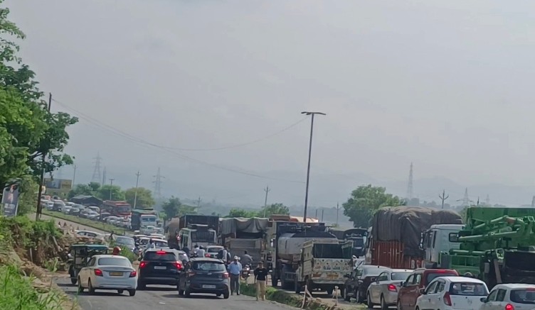 Severe Traffic Jam Following recovery of Head-On Collided vehicles near Nanak Chack in Samba