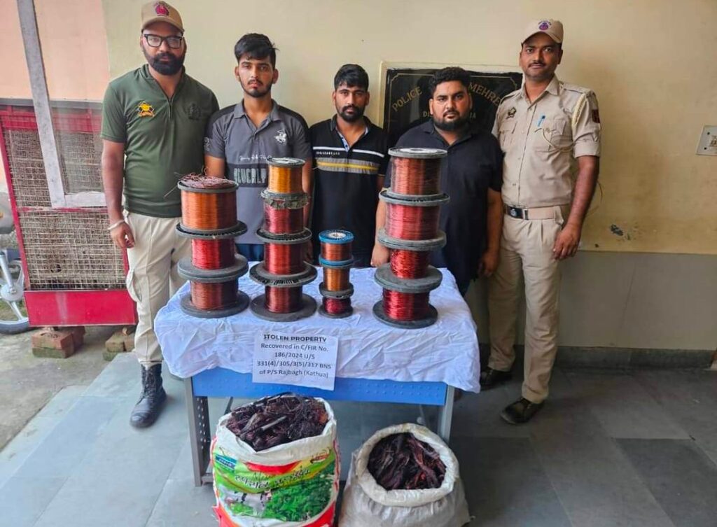 THEFT CASE SOLVED:  STOLEN ITEMS  INCLUDING APPROX. 163 KG COPPER WIRE & CASH RECOVERED BY J&K POLICE AT MARHEEN; 03 THIEVES  ARRESTED