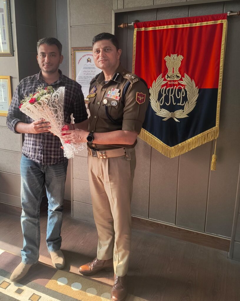 SSP SAMBA FELICITATES UPSC CIVIL SERVICES QUALIFIER AND JKAS-2023 TOPPER HAILING FROM DISTRICT SAMBA