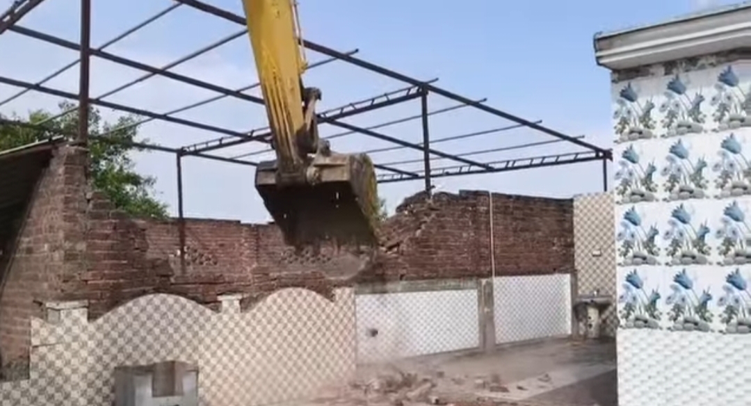 Bulldozer Action Against Illegal Properties Worth Crores: Houses of 3 Major Drug Peddlers Demolished in Kathua